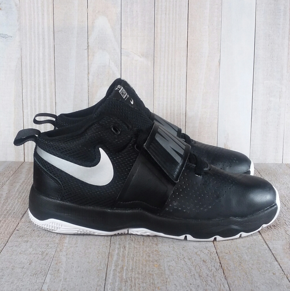 Nike Team Hustle D8 Sneakers